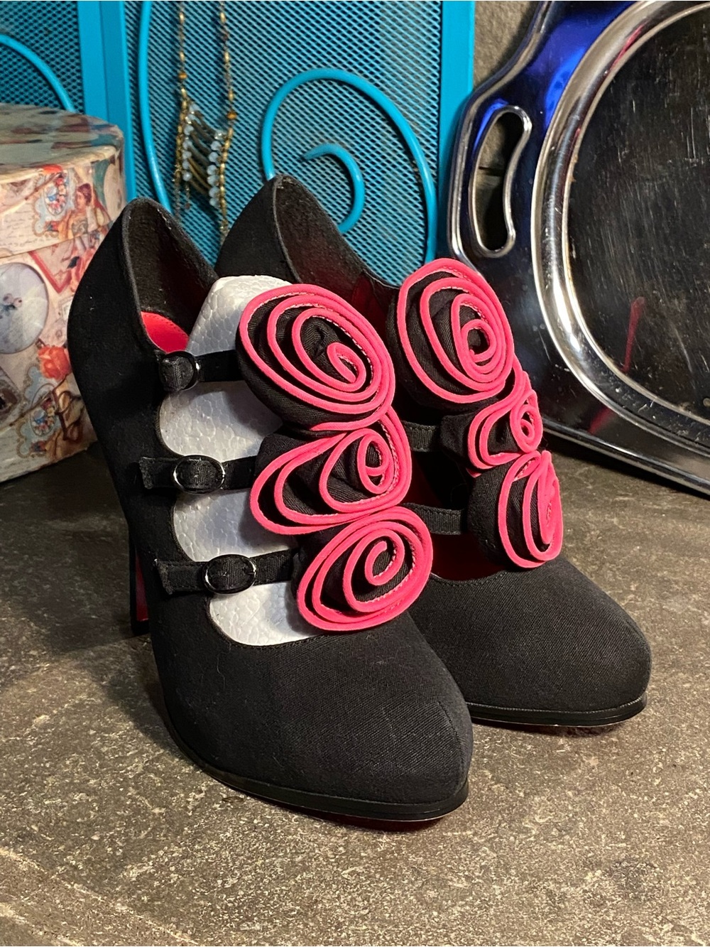NWOT LOVE LABEL UK, black strappy stiletto heels,black/hot pink fabric roses, 7